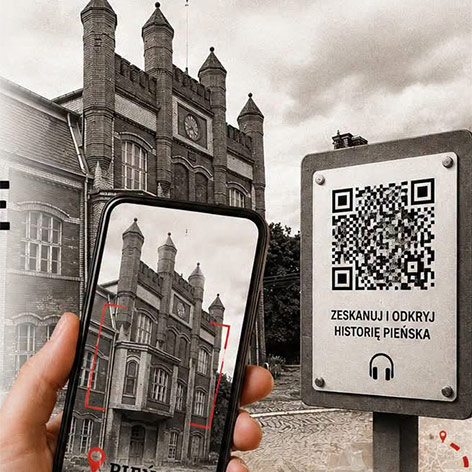 Ręka trzyma telefon z aplikacją Pieńsk od-kodowany, kadrującą zabytkowy budynek; obok tabliczka z kodem QR i napisem: Zeskanuj i odkryj historię Pieńska